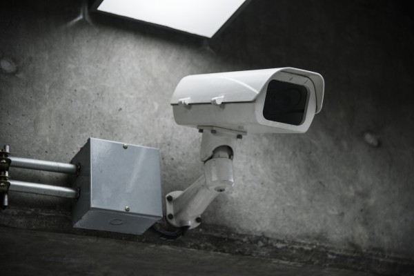 kamera monitoringu na ścianie